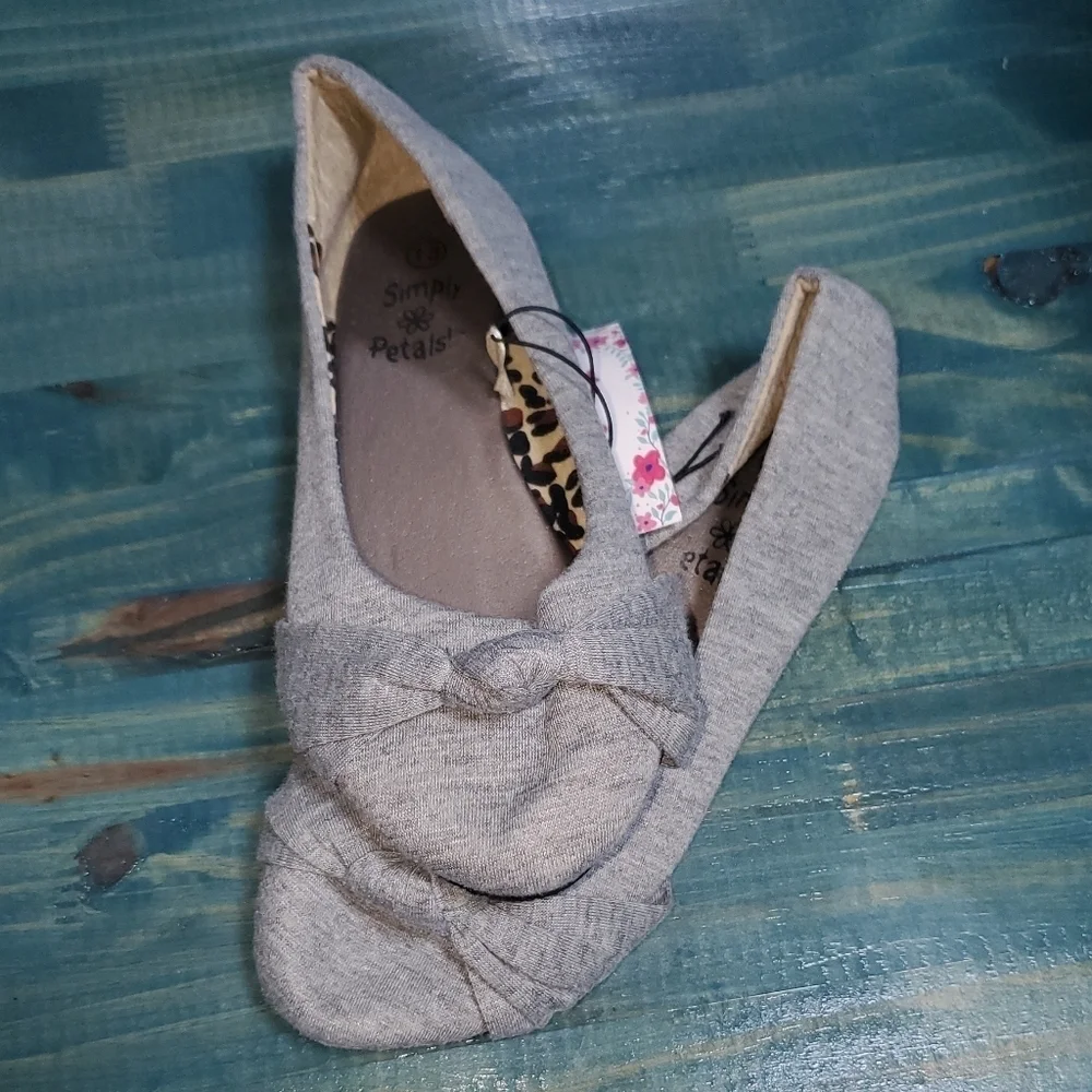 𝅺Girl's grey slip on shoes with bows NEW